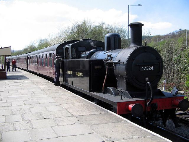 800px-Steam_train_at_Rawtenstall